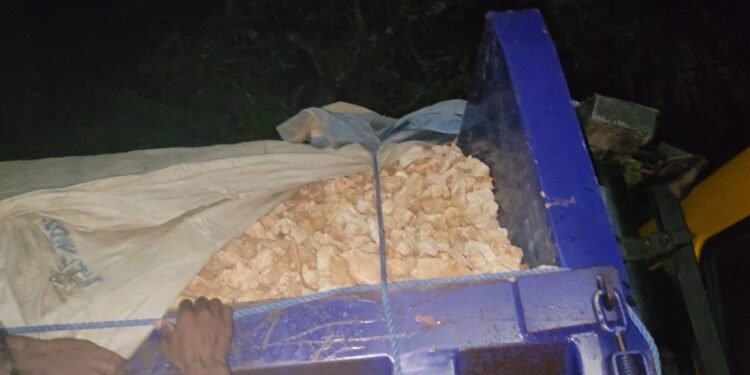யாழில் சட்டவிரோதமாக கொண்டு செல்லப்பட்ட சுண்ணக்கல் மீட்பு.