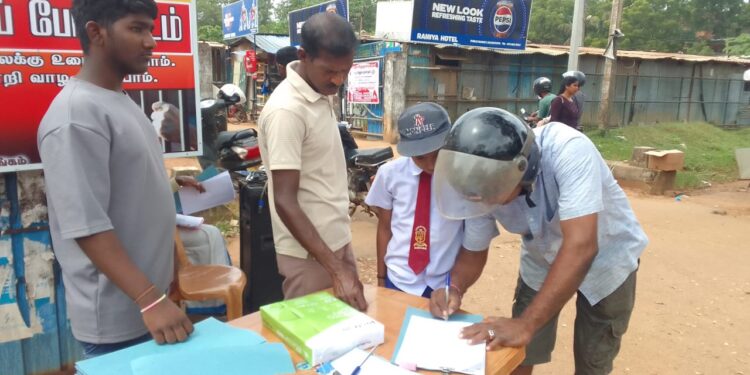 பொலிசாரிடம் விடயங்களை தெளிவுபடுத்தி கிளிநொச்சி நகரில்  தொடரும் கையெழுத்து போராட்டம்.