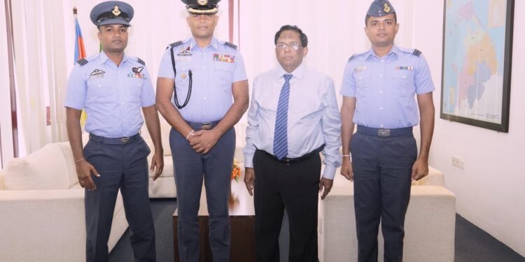 விமானப்படைத் தளபதியை சந்தித்த நா.வேதநாயகன்