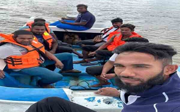 வாழைச்சேனையில் வெள்ளத்தில் சிக்கிய 16 விவசாயிகள்