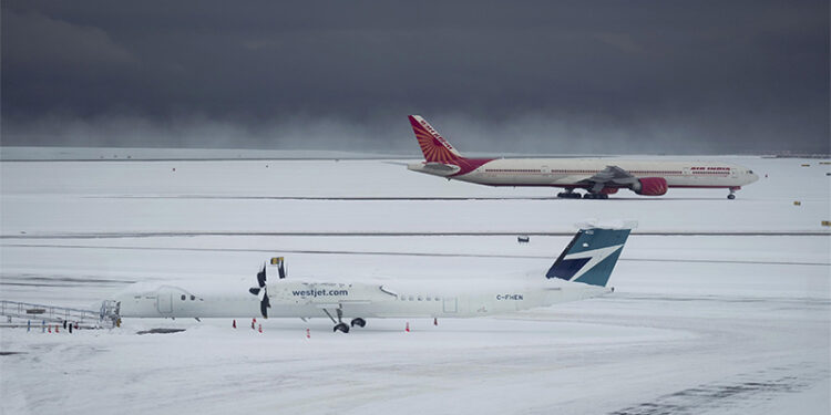 கனடாவில் கடுமையான பனிப்பொழிவு காரணமாக  விமானப் போக்குவரத்து பாதிப்பு….