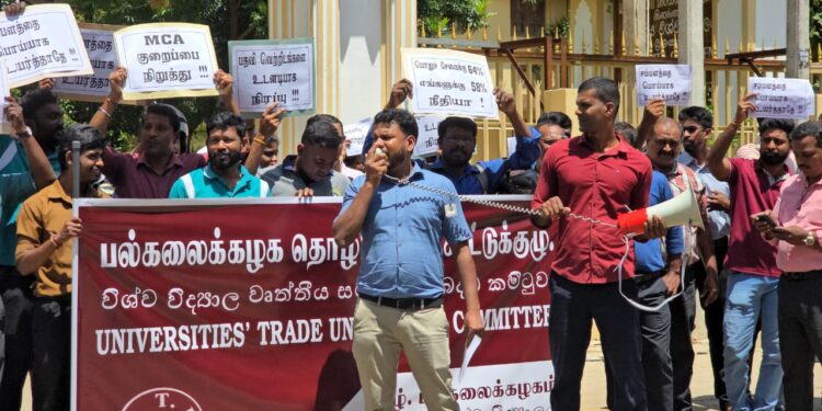 யாழ். பல்கலை முன் போராட்டம்