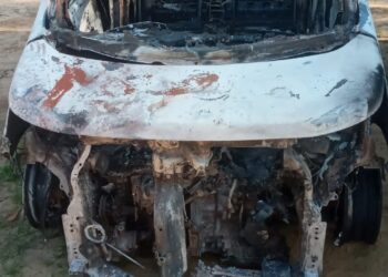 கிளிநொச்சியில் திடீரென தீப்பற்றிய கார்..