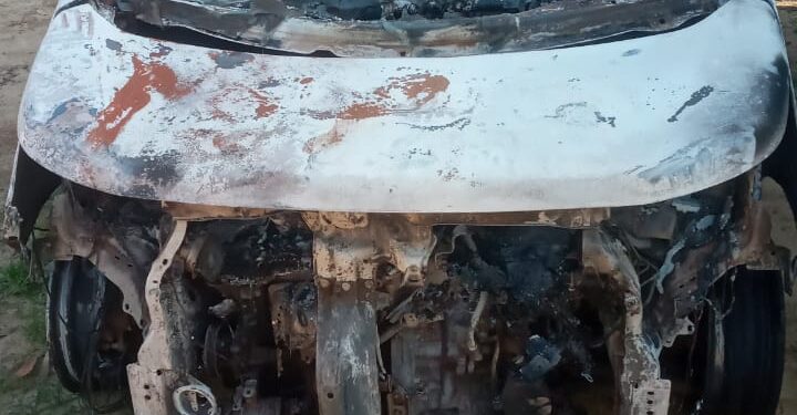 கிளிநொச்சியில் திடீரென தீப்பற்றிய கார்..