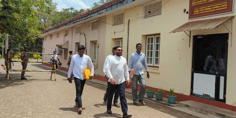 ஜனநாயக தேசிய கூட்டணி வேட்புமனு தாக்கல் செய்தது..