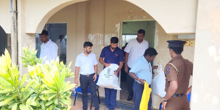கிளிநொச்சி பச்சிலைப்பள்ளி பிரதேச சபைக்கான தபால் மூல வாக்குச்சீட்டுக்கள் அஞ்சல் திணைக்களத்திடம் கையளிக்கப்பு…