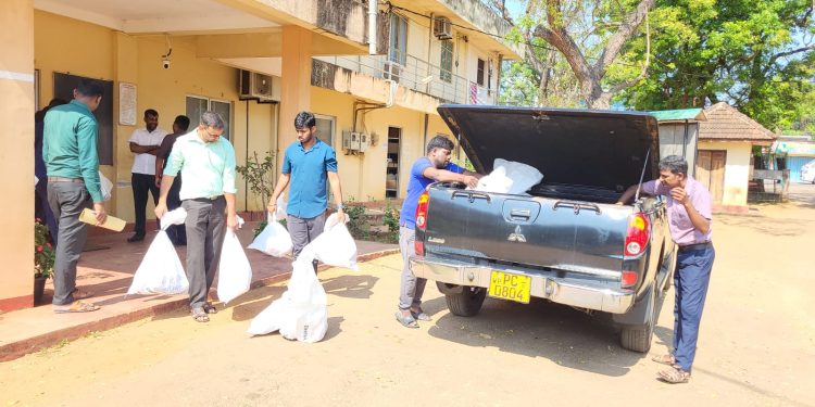 கிளிநொச்சி மாவட்ட  பிரதேச சபைகளுக்கான வாக்காளர் அட்டைகள் அஞ்சல் திணைக்களத்திடம் கையளிக்கப்பு….