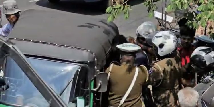 வவுனியாவில் தமிழ் மொழியில் தண்டப்பத்திரம் கோரிய சாரதியினை தாக்கிய பொலிஸார்…