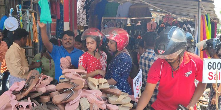 தமிழ் – சிங்கள புத்தாண்டை முன்னிட்டு வவுனியாவில் கலை கட்டிய வியாபாரம்…