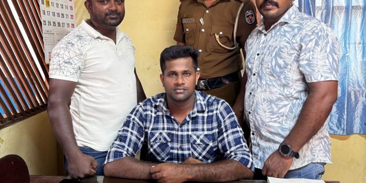 யாழில். மாணவர்களுக்கு போதை மாத்திரைகளை விற்று கிடைக்கும் வருமானத்தில் ஐஸ் போதைப்பொருள் வாங்கி பாவித்த நபர் கைது!
