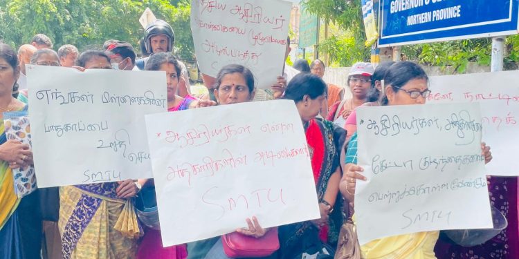 யாழில் தேசிய இடமாற்ற கொள்கையை அமுல்படுத்த கோரி போராட்டம்!