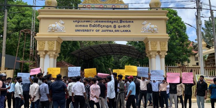 இன்றைய தினம் யாழ்.பல்கலைக்கழகத்திற்கு  முன்பாக போராட்டம் ஒன்று முன்னெடுப்பு !