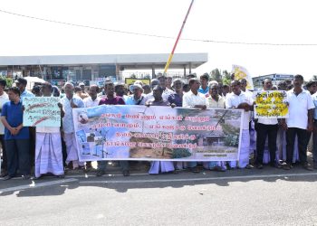 மன்னாரில் கவனயீர்ப்பு  போராட்டத்தின் முடிவில் ஜனாதிபதிக்கு மகஜர் கையளிப்பு