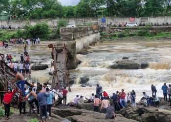 புனேயில் பாலம் இடிந்து விபத்து – ஒருவர் பலி