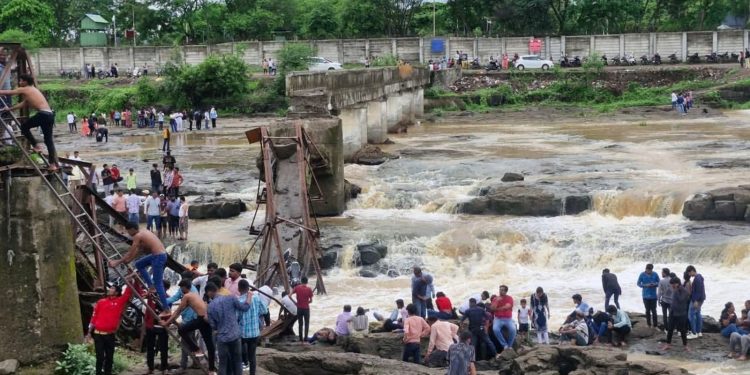 புனேயில் பாலம் இடிந்து விபத்து – ஒருவர் பலி