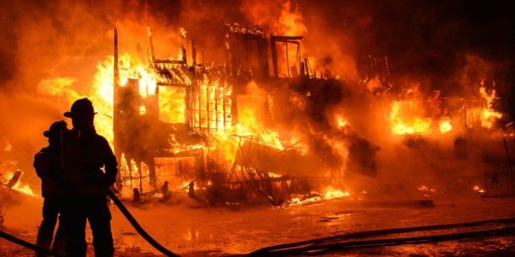 டுபாய் அடுக்கு மாடி குடியிருப்பில் தீ விபத்து.