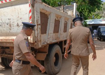 கிளிநொச்சியில் சட்டவிரோதமாக மணல் ஏற்றி சென்ற டிப்பர் மீது  பொலிசார் துப்பாக்கிச்சூடு!