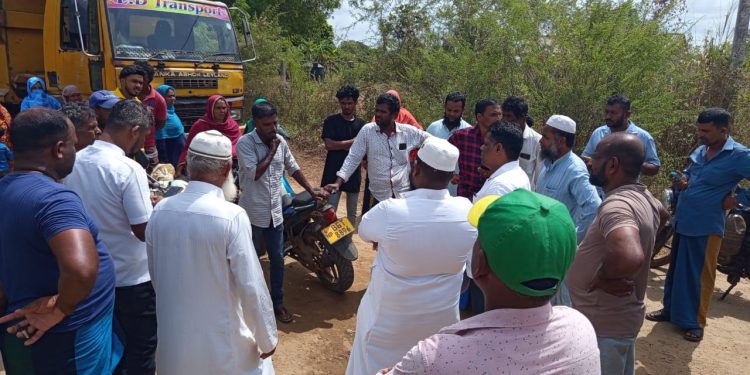 வவுனியா  மினாநகர் மக்கள் தமது வீதியை புனரமைத்து தருமாறு ஆர்ப்பாட்டம்!