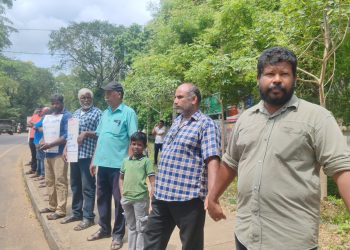 மன்னார் காற்றாலை திட்டத்தை நிறுத்துங்கள்- வவுனியாவில் மனிதச்சங்கிலி போராட்டம்!