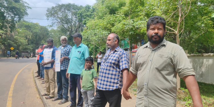 மன்னார் காற்றாலை திட்டத்தை நிறுத்துங்கள்- வவுனியாவில் மனிதச்சங்கிலி போராட்டம்!