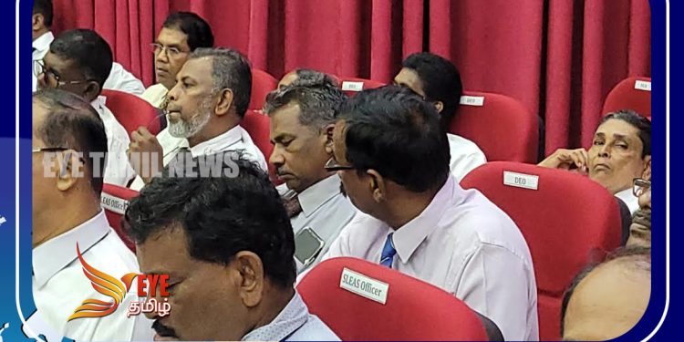 பிரதமரின் கலந்துரையாடலின்போது ஆழ்ந்த உறக்கத்தில் கல்வி அதிகாரிகள்!