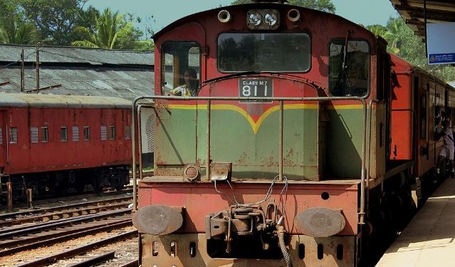 மட்டக்களப்பில் ரயில் மோதி இளைஞனொருவர் உயிரிழப்பு