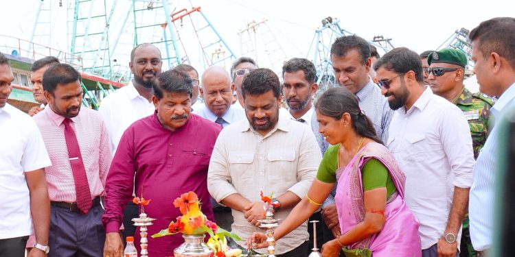 மயிலிட்டி மீன்பிடித்துறைமுக அபிவிருத்தி பணிகளை ஆரம்பித்து வைத்தார் ஜனாதிபதி!