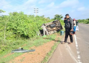 மாங்குளம் பனிக்கன்குளம் பகுதியில் தடம்புரண்ட வாகனம்!