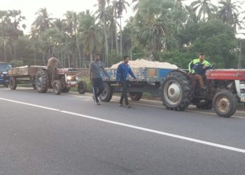 யாழில் சட்டவிரோத மணலுடன் இரண்டு உழவு இயந்திரங்கள் மீட்பு!