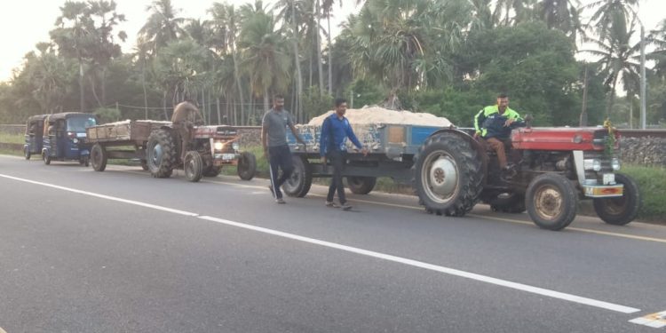 யாழில் சட்டவிரோத மணலுடன் இரண்டு உழவு இயந்திரங்கள் மீட்பு!