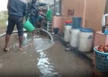 வெள்ளத்தில் மிதந்த யாழ் பருத்தித்துறை மரக்கறி சந்தை!