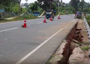 பருத்தித்துறையில் வீதியின் ஒரு பகுதி தாழிறங்கி ஆபத்தான நிலையில்!