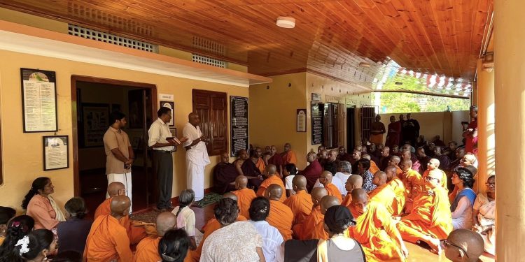 கண்டியில் இருந்து யோகர் சுவாமி சமாதி கோவிலுக்கு வந்த பிக்குகள்
