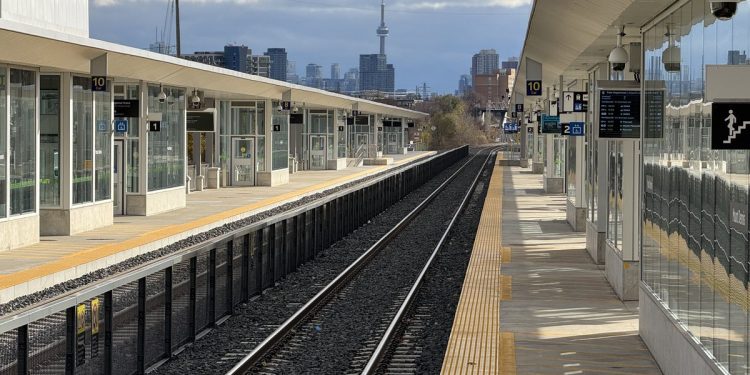 ரொறன்ரோவில் திறக்கப்பட்ட  புதிய மவுண்ட் டென்னிஸ் புகையிரத நிலையம்