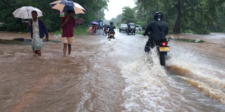 வெள்ளத்தில் மூழ்கிய வவுனியா களுக்குன்னம்மடுவ