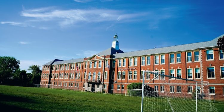 இஸ்ரேலுக்கு எதிரான பதிவுகள் காரணமாக மாணவி  இடைநீக்கம்