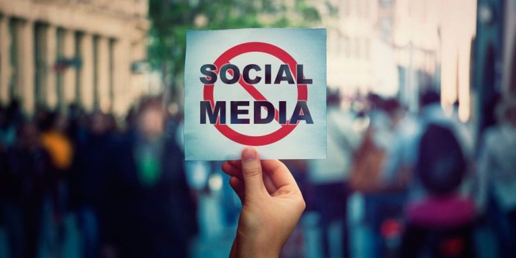 மலேசியாவில் சமூக ஊடகங்களை  பயன்படுத்த தடை