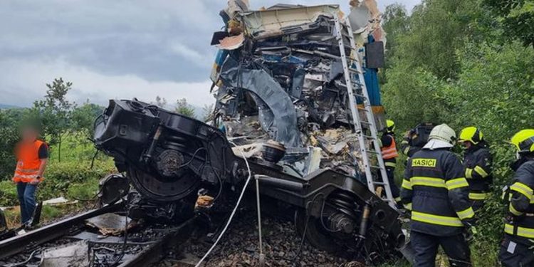 செக் குடியரசில் ரயில் விபத்து