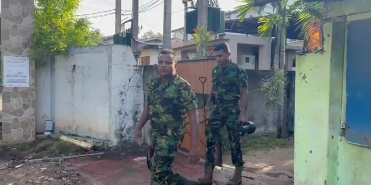 யாழில் பொலிஸாரால்  முற்றுகையிடப்பட்ட  வீடு