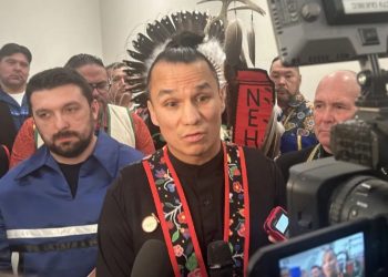 நீதிமன்றத்தில் வழக்கு தாக்கல் செய்த பழங்குடியினத் தலைவர்கள்