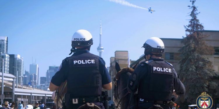 டொராண்டோ மாநகரக் காவல் துறையின் 9 அதிகாரிகள் கைது