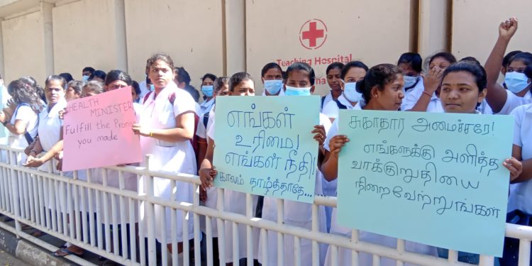 யாழ்.போதனா வைத்தியசாலை முன்பாக முன்னெடுக்கப்பட்ட போராட்டம்