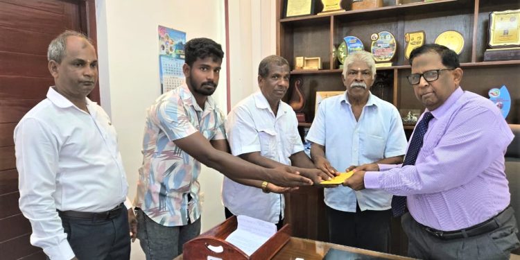 வடக்கு மாகாண ஆளுநரை சந்தித்த மயிலிட்டி மீள்குடியேற்ற அபிவிருத்திக் குழுவினர்