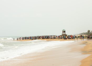 கடற்கரைக்கு நீராட சென்ற ஒருவர் மாயம்
