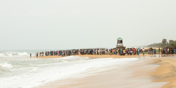 கடற்கரைக்கு நீராட சென்ற ஒருவர் மாயம்