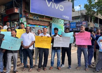வவுனியாவில் சொல்லிசை பாடகர் சங்கீதனை விடுவிக்க கோரி போராட்டம்!!