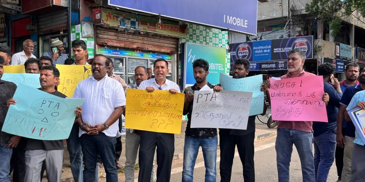 வவுனியாவில் சொல்லிசை பாடகர் சங்கீதனை விடுவிக்க கோரி போராட்டம்!!