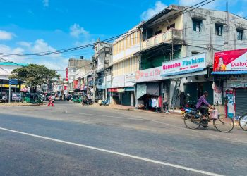 வடக்கு ஆளுனருக்கு எதிராக வவுனியாவில் சில வாத்த்தக நிலையங்கள் பூட்டு!