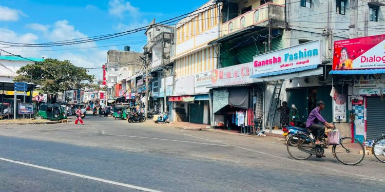 வடக்கு ஆளுனருக்கு எதிராக வவுனியாவில் சில வாத்த்தக நிலையங்கள் பூட்டு!
