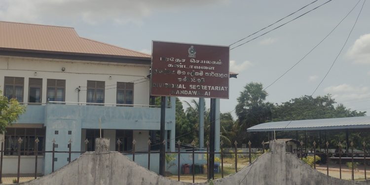 கண்டாவளையில் காணி நடமாடும் சேவையூடாக காணிப்பிணக்குகளுக்கு தீர்வு